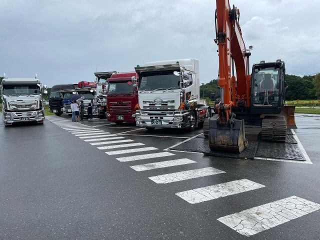 .
.
.
前回は小雨ながらも、
たくさんの方にご来場いただきました😊✌️
実際に重機や大型車に乗って楽しんで頂けて嬉しかったです✨
ちびっ子達にも喜んでいただけました☀️
今回もソフトクリームとお菓子の詰め合わせのプレゼントもありますのでどうぞお越しください✌️
#土木工事 #土木スタグラム #建設業 #建設機械 #建設会社 #建設業を盛り上げよう #福島県 #飯舘村