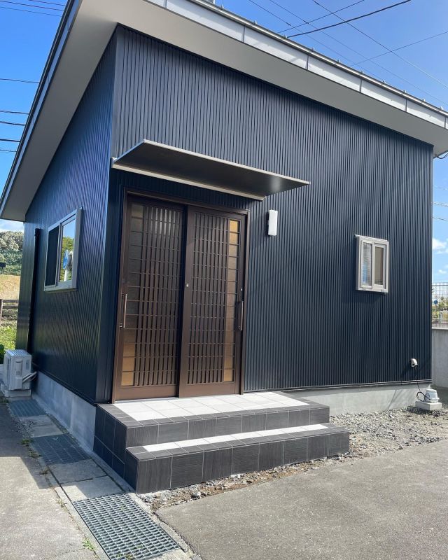.
.
.
休憩所完成しました🛖✨
.
.
これで寒い冬も大丈夫✊
除雪の際や災害復旧の際に
従業員のみなさんには不便ばかりかけてしまい、、
これで少しは負担軽減に繋がりますように！
キッチンもついてるので、せっかくなので
みんなで芋煮会でもしようかな〜なんて思ってます。
従業員のみなさんが
楽しみながらも仕事に専念できる環境を
試行錯誤しながらになりますが作り上げていきたいと思っております。まずはひとつずつ！  .
.
#福島 #南相馬市 #飯舘村 #建設業 #建設業を盛り上げよう #土木工事 #土木女子 #土木スタグラム #休憩所 #新築